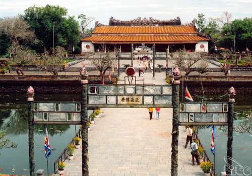 One-day tour of Hue imperial city - ảnh 3